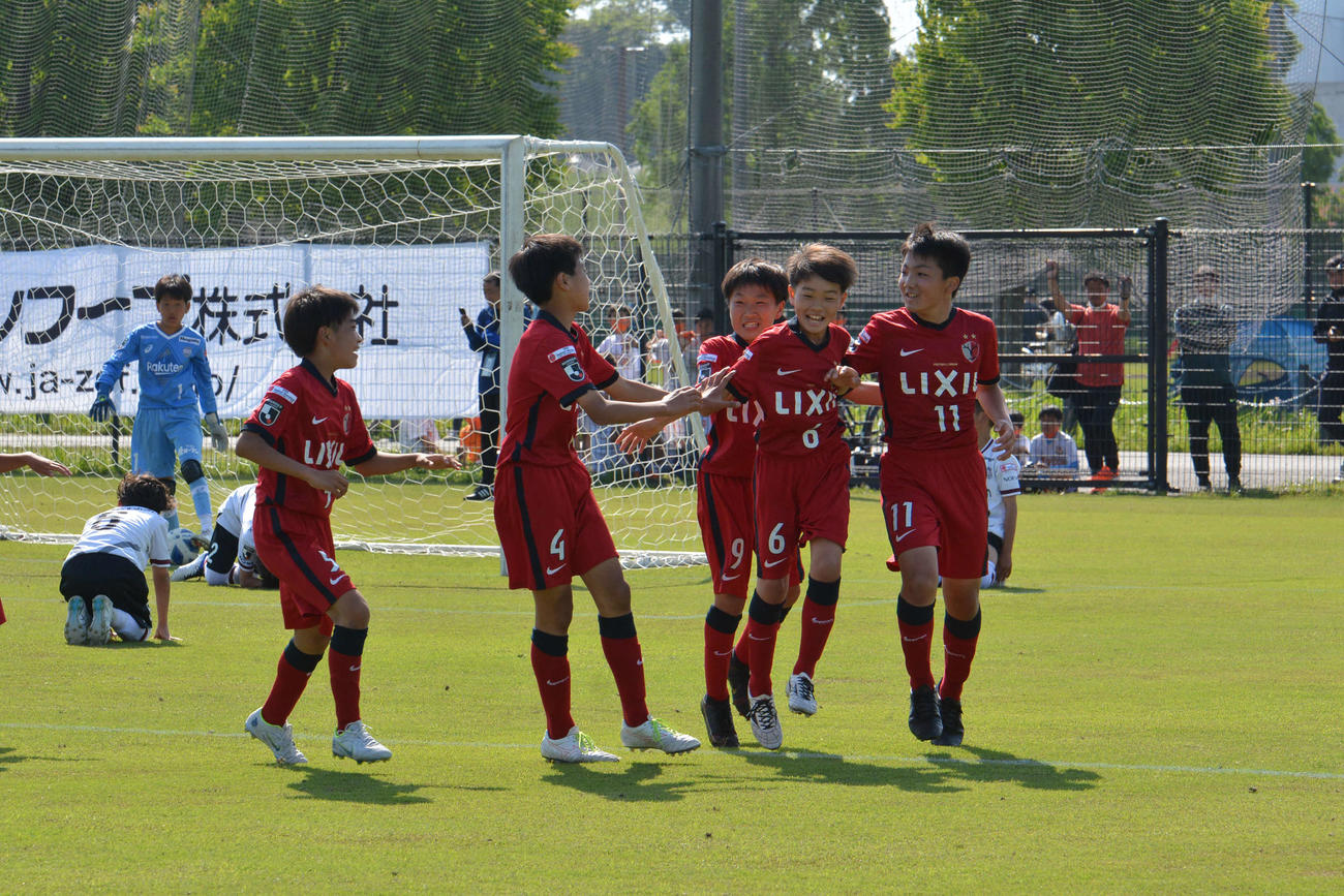 決勝ゴールを喜ぶ鹿島アントラーズつくばの土井（右端）