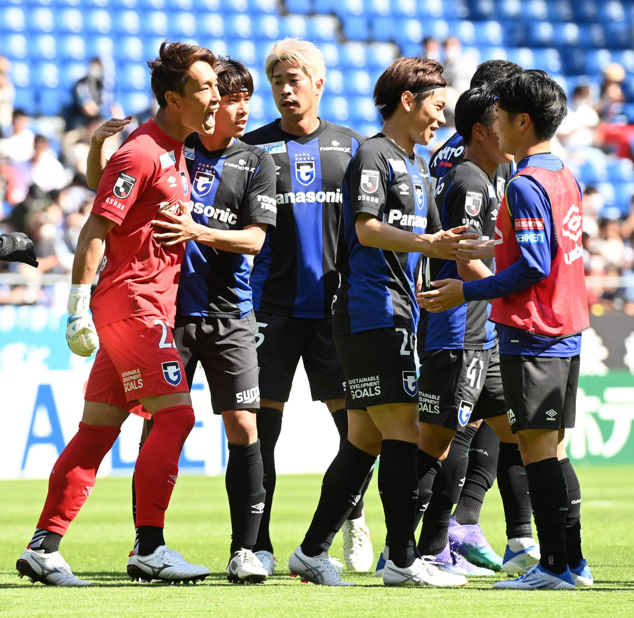 G大阪対札幌　前半、G大阪GK一森（左から2人目）は札幌シャビエルのPKを止め雄たけびをあげる（撮影・前岡正明）