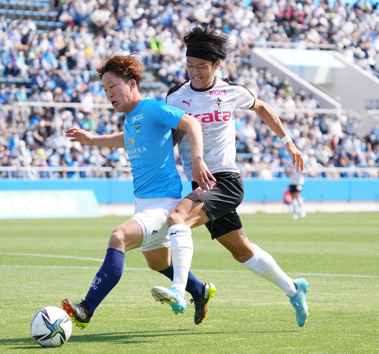 横浜FC対熊本　前半、競り合う熊本高橋（右）（撮影・菅敏）