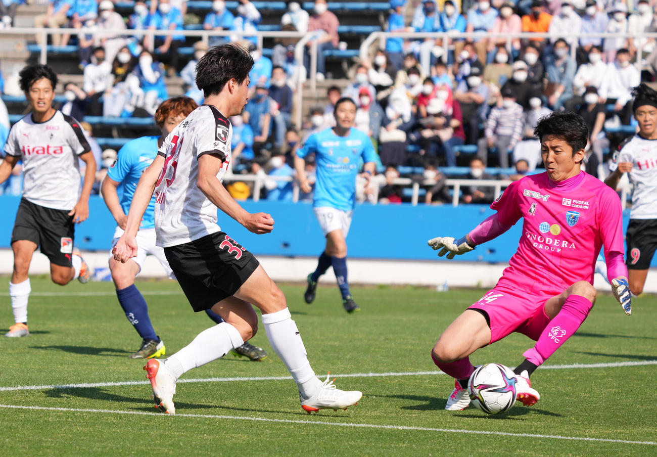 横浜FC対熊本　後半、熊本阿部は、シュートを放つも決まらず（撮影・菅敏）