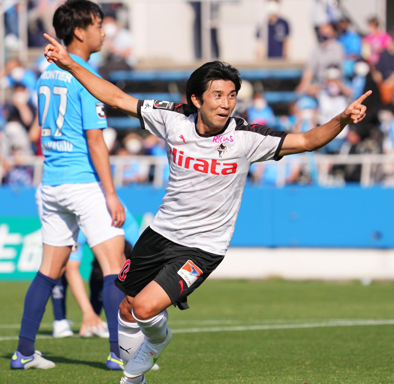 横浜FC対熊本　後半、決勝ゴールを決め、喜びを爆発させる熊本伊東（撮影・菅敏）