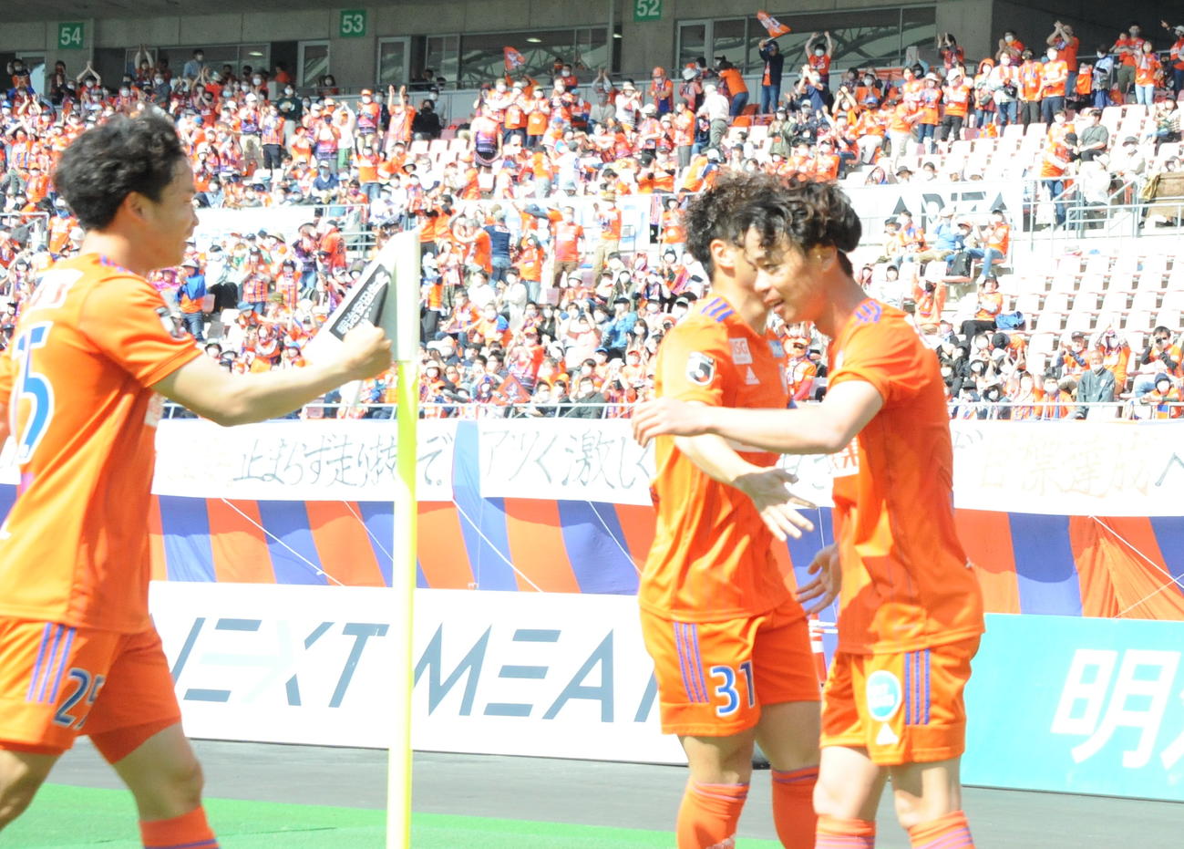 前半30分、先制ゴールを決め、チームメートから祝福される伊藤（右）