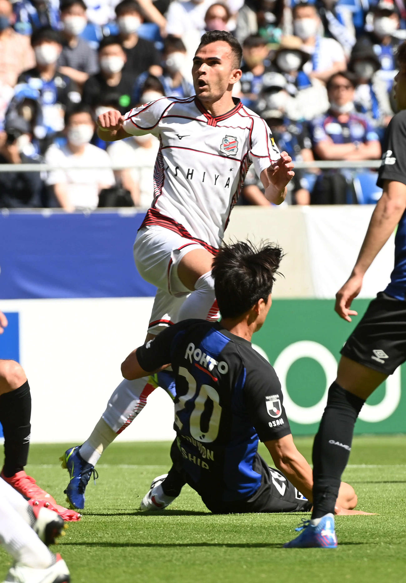 G大阪対札幌　前半、シュートを放つ札幌フェルナンデス（撮影・前岡正明）