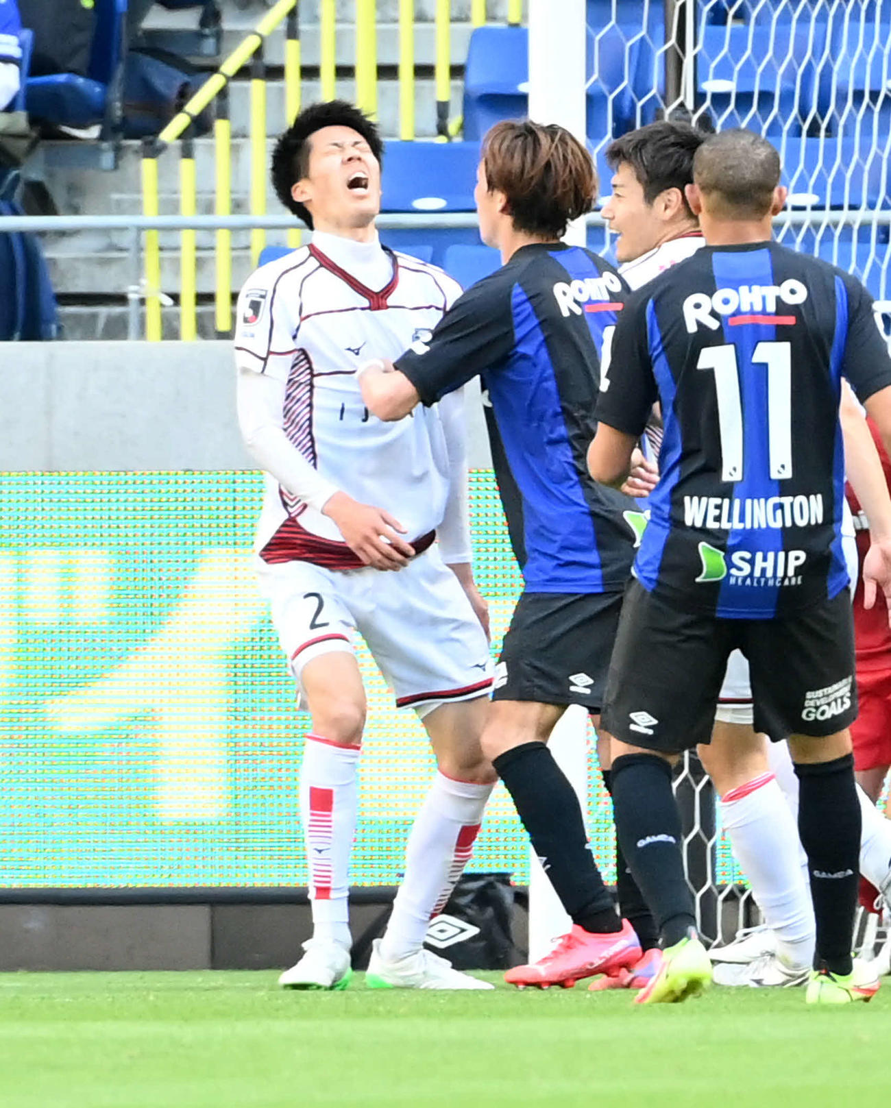 G大阪対札幌　後半、札幌田中駿がヘディングシュートを放つもゴールならず（撮影・前岡正明）