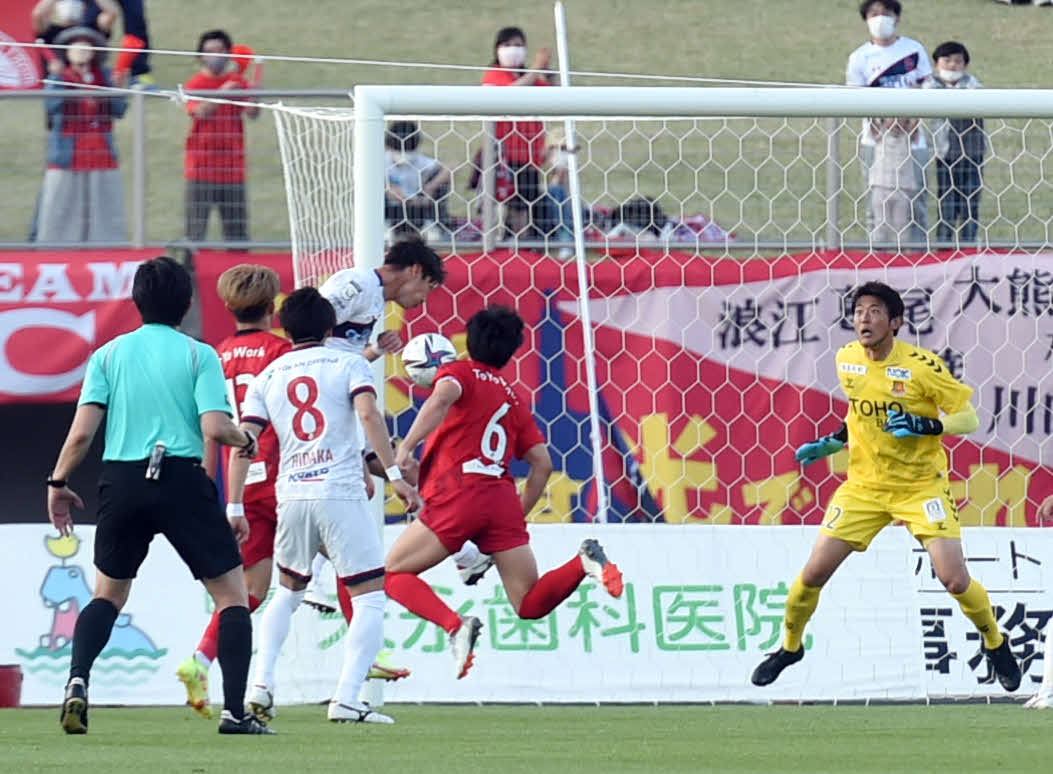 後半34分、ヘディングで先制ゴールを決めるいわきFW有田（中央）