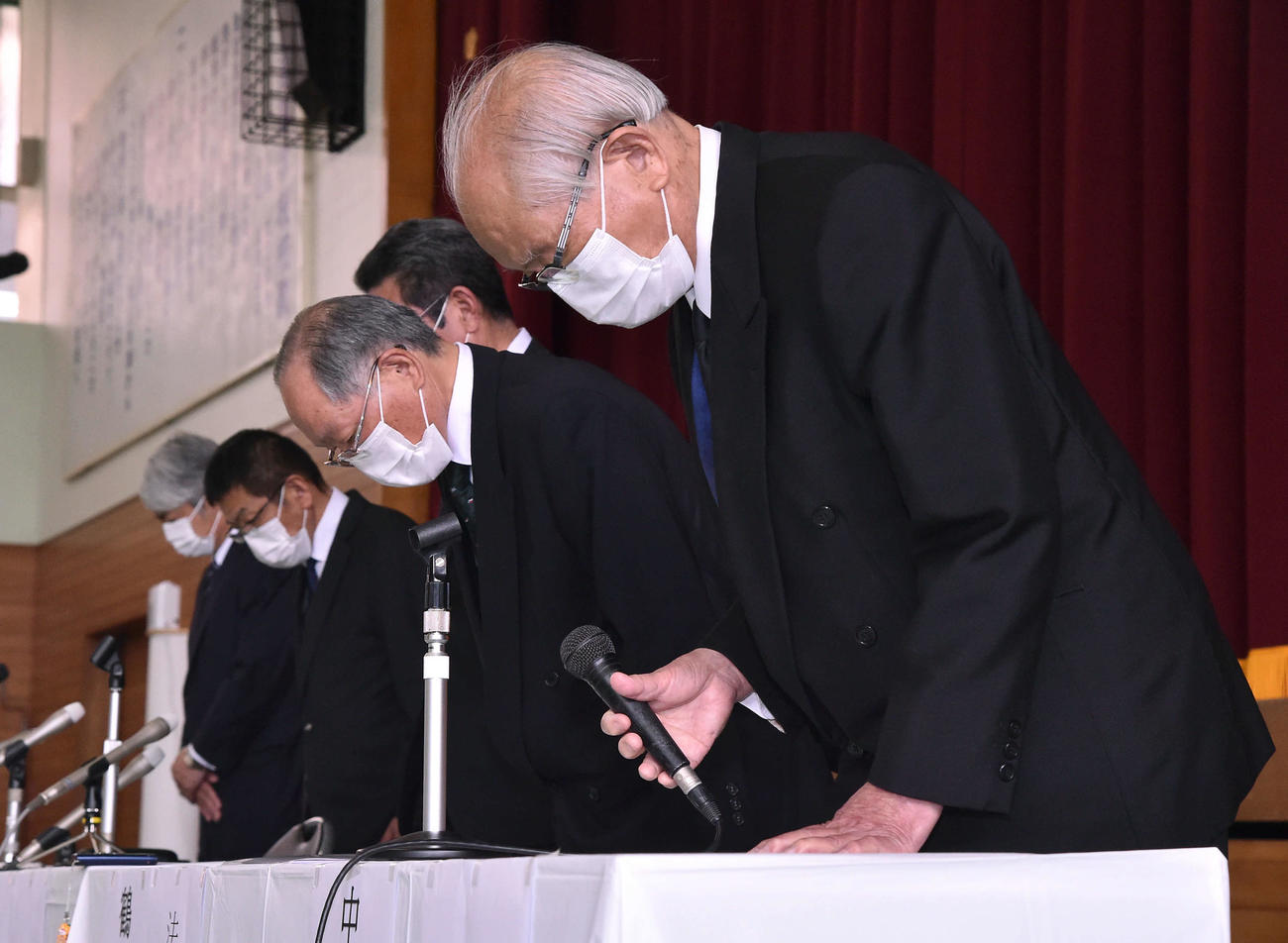 記者会見でサッカー部の暴力問題を謝罪する秀岳館・中川校長（右端）ら（撮影・岩下翔太）