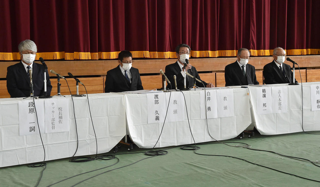 サッカー部コーチによる暴力問題の一連の経緯について説明する秀岳館・白井教頭（中央）と会見に出席する左から段原監督、渡部教頭、ひとりおいて鶴浜法人本部長、中川校長（撮影・岩下翔太）