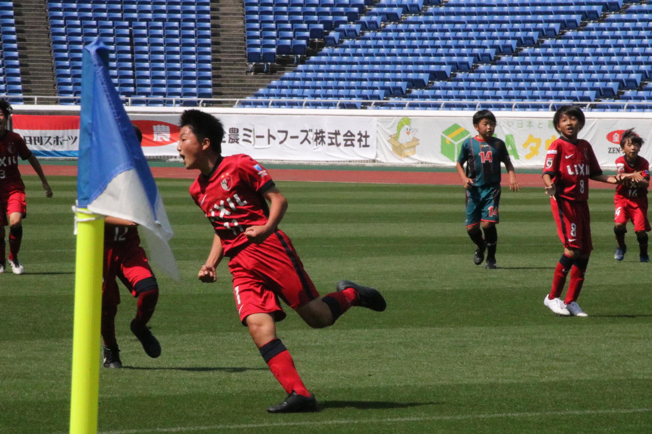 鹿島アントラーズつくばの土井は決勝戦で先制ゴールを決めてガッツポーズ