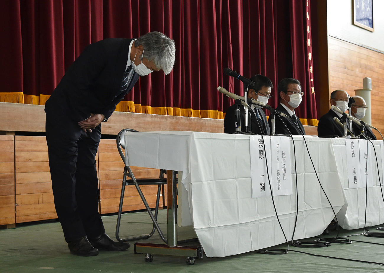 記者会見でサッカー部コーチによる暴力問題を謝罪する秀岳館・段原監督（撮影・岩下翔太）
