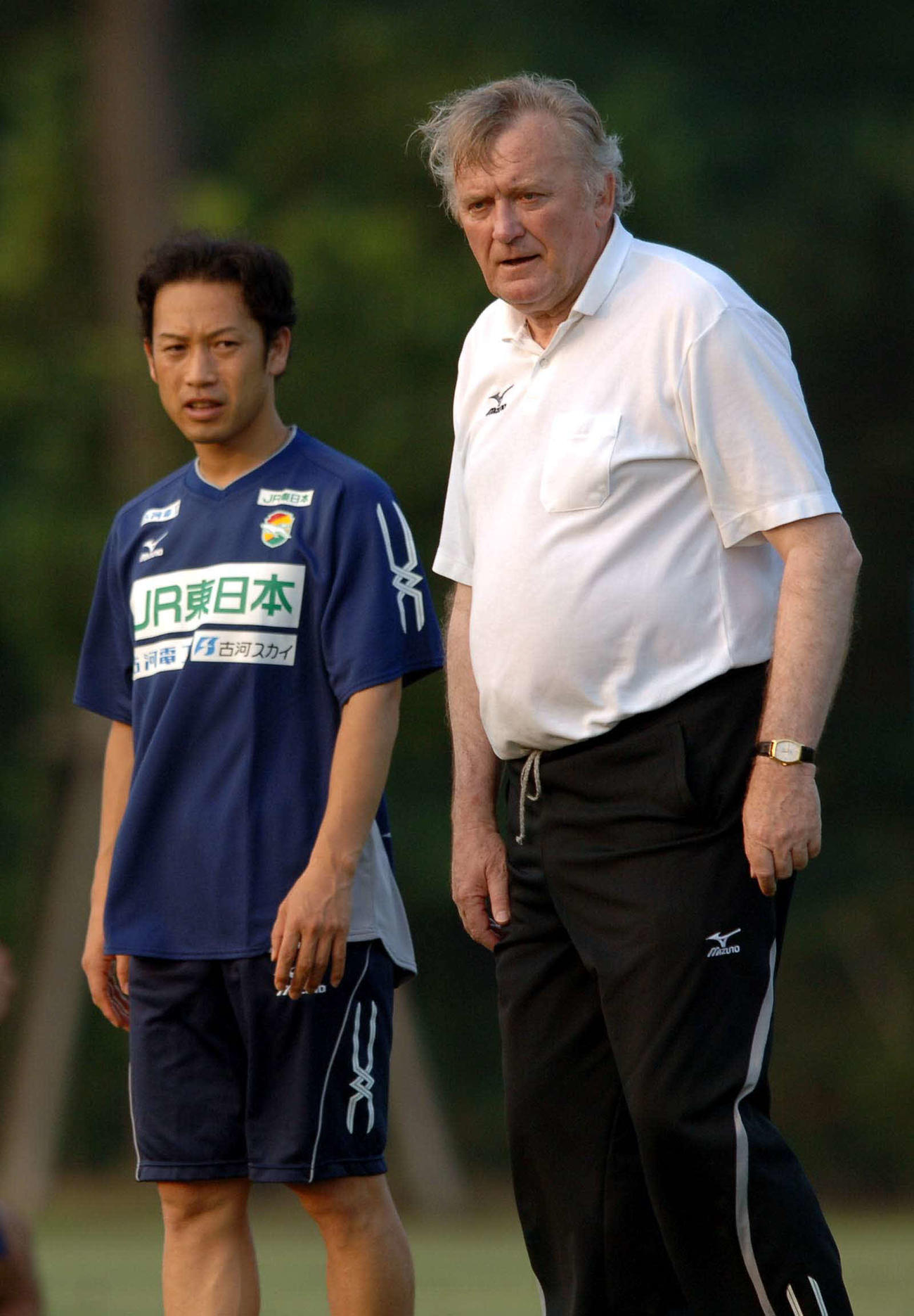 06年6月、練習を見つめる千葉監督のオシム氏（右）と通訳の間瀬秀一氏
