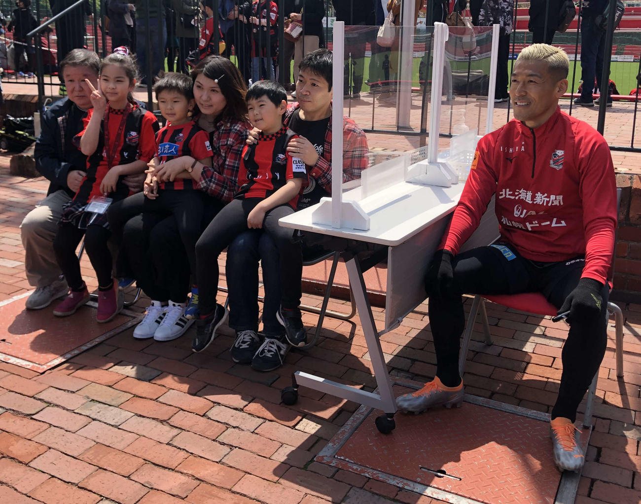 ファンクラブ会員との写真撮影会に参加する札幌GK菅野（右）（撮影・保坂果那）