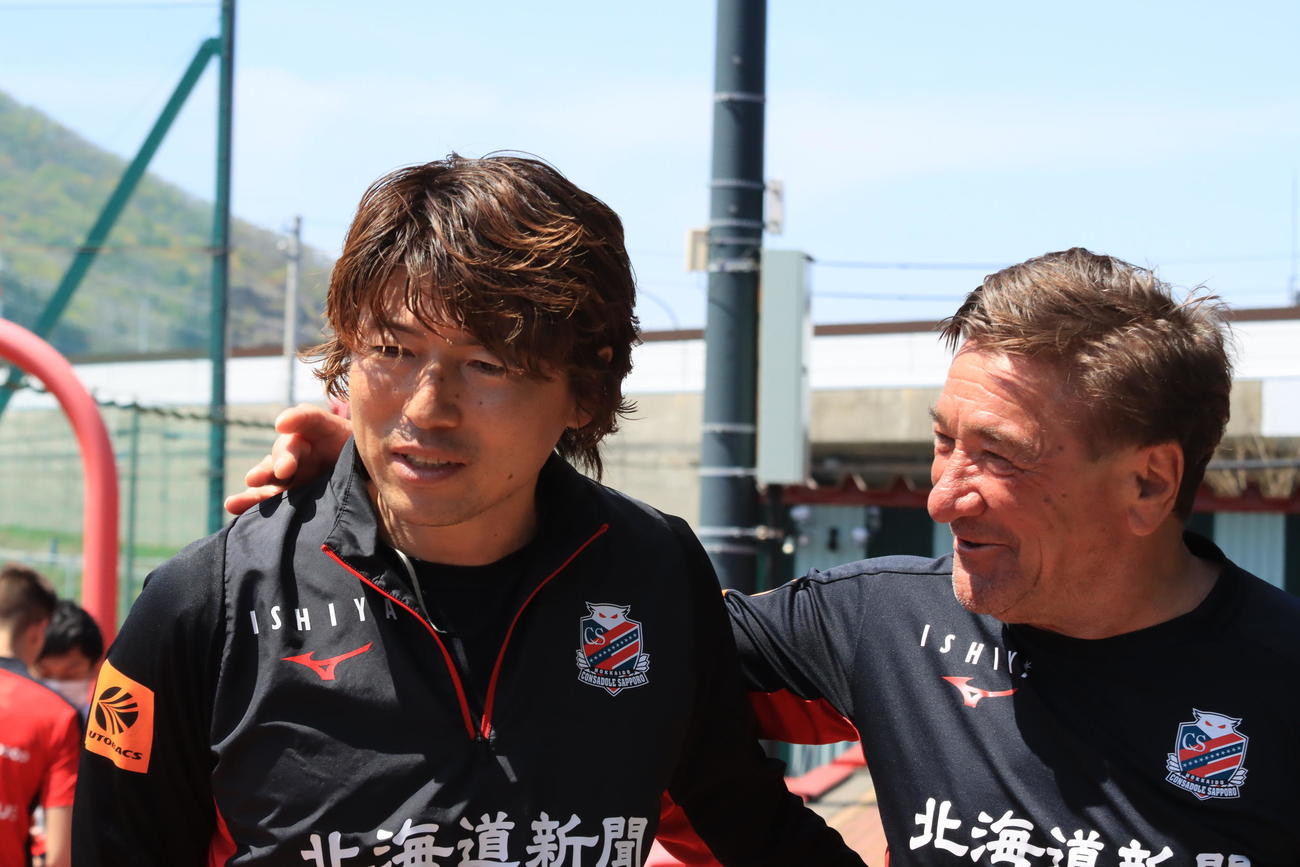 札幌ペトロビッチ監督（右）は杉浦コーチのそばに寄る（撮影・保坂果那）