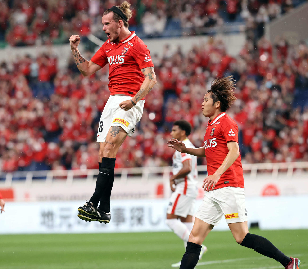 浦和対名古屋　前半、ヘディングで先制ゴールを決める浦和ショルツ（左）は雄たけびを上げてジャンプ（撮影・浅見桂子）