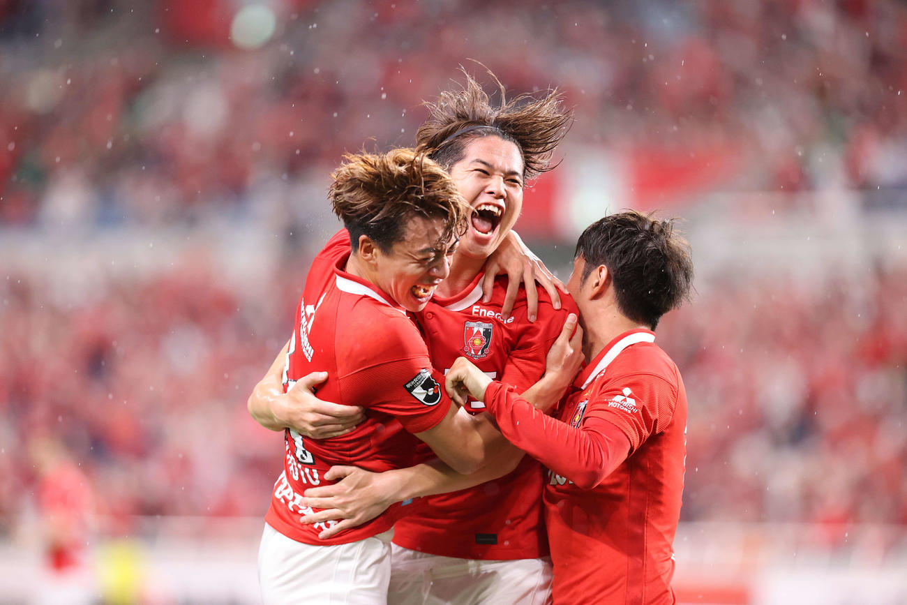 浦和対名古屋　前半、チーム2点目のゴールを決めた浦和伊藤（中央）はイレブンに祝福され雄たけびを上げて喜ぶ（撮影・浅見桂子）