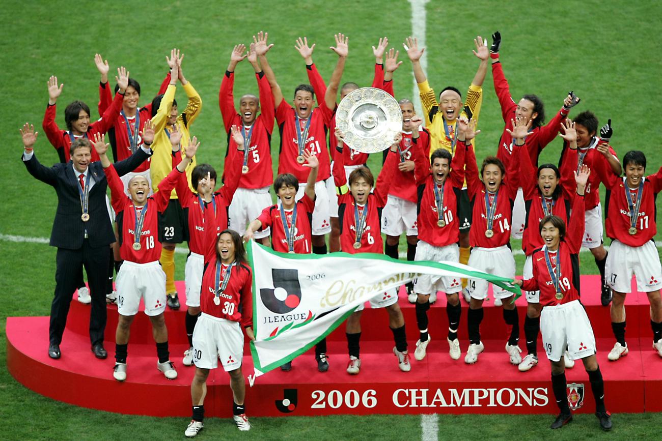 06年12月、優勝を決め喜ぶ浦和の選手たち