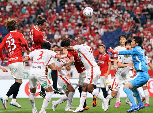 浦和対名古屋　前半、ヘディングで先制ゴールを決める浦和ショルツ（左から2人目）（撮影・浅見桂子）