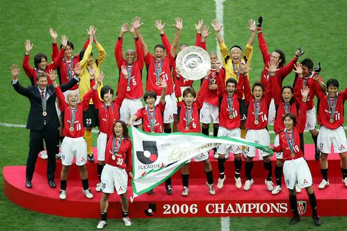 06年12月、優勝を決め喜ぶ浦和の選手たち