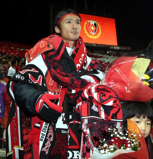 2012年12月1日　浦和対名古屋　試合後のセレモニーで目に涙を浮かべ場内を1周する浦和FW田中