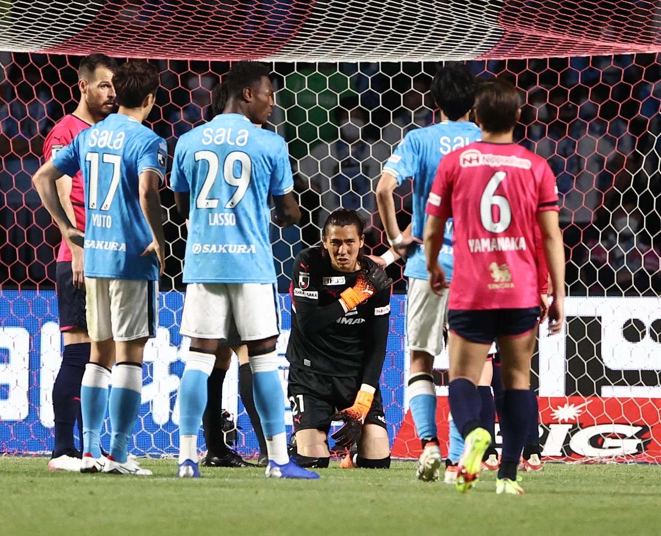 C大阪対磐田　後半、C大阪GKキム・ジンヒョン（中央）は磐田大津と激突し負傷退場する（撮影・上田博志）