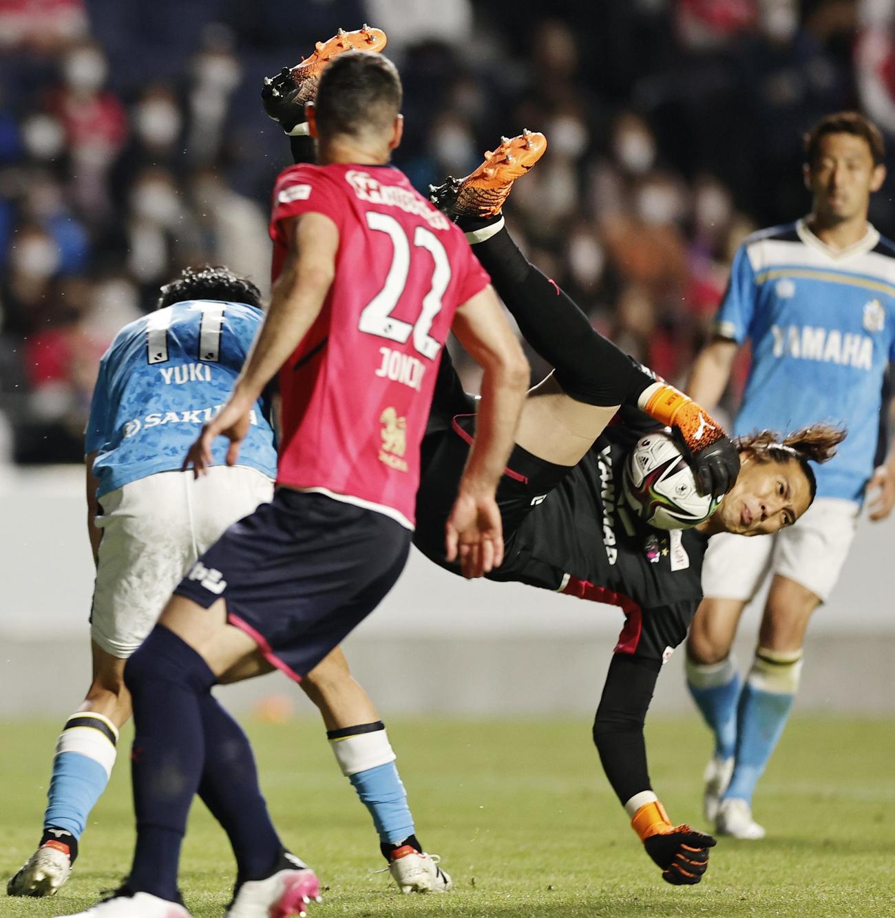 C大阪―磐田　後半、ゴール前で交錯するC大阪のGKキム・ジンヒョン（共同）