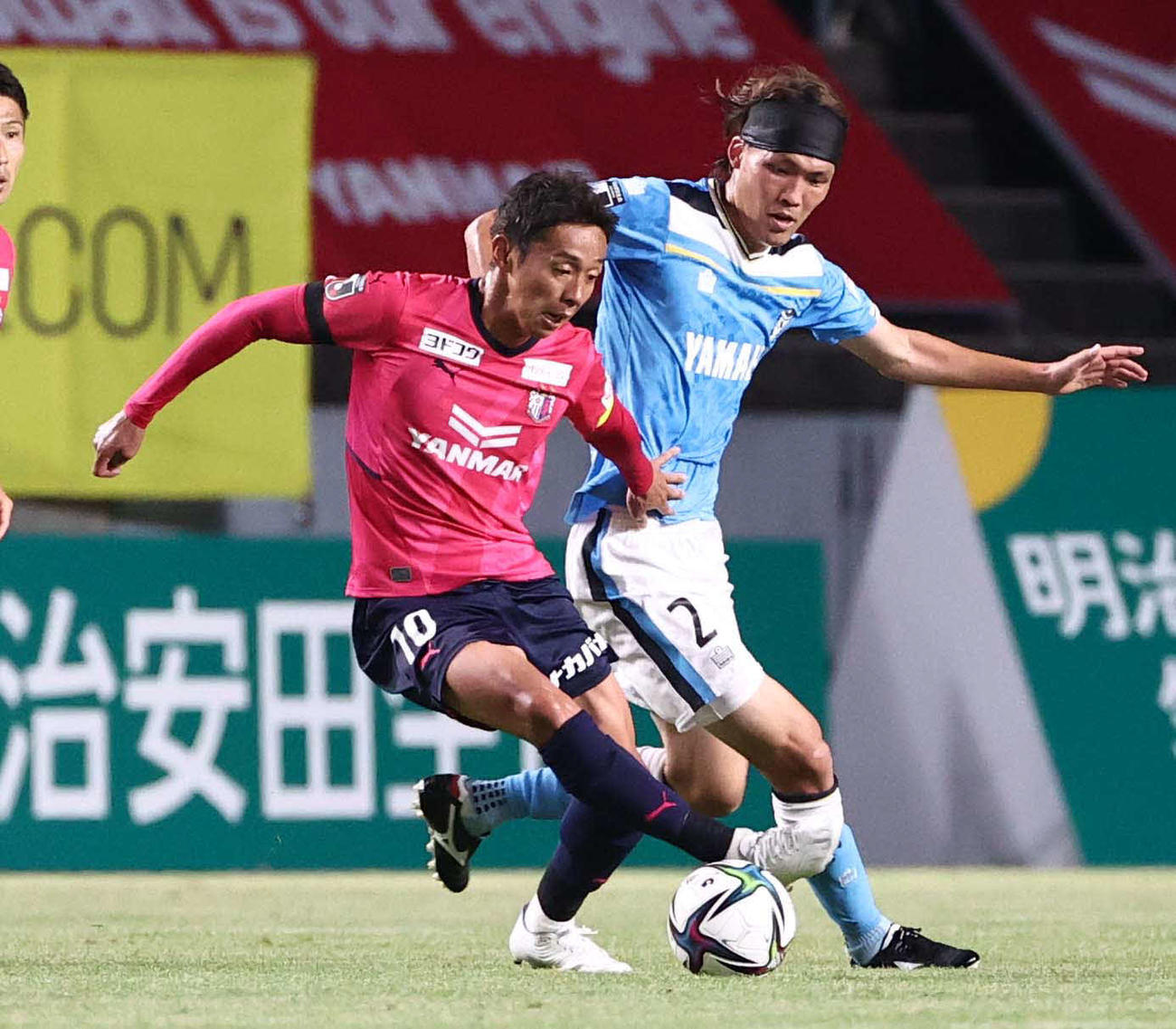 C大阪対磐田　前半、C大阪清武（左）と競り合う岩田山本義（撮影・上田博志）