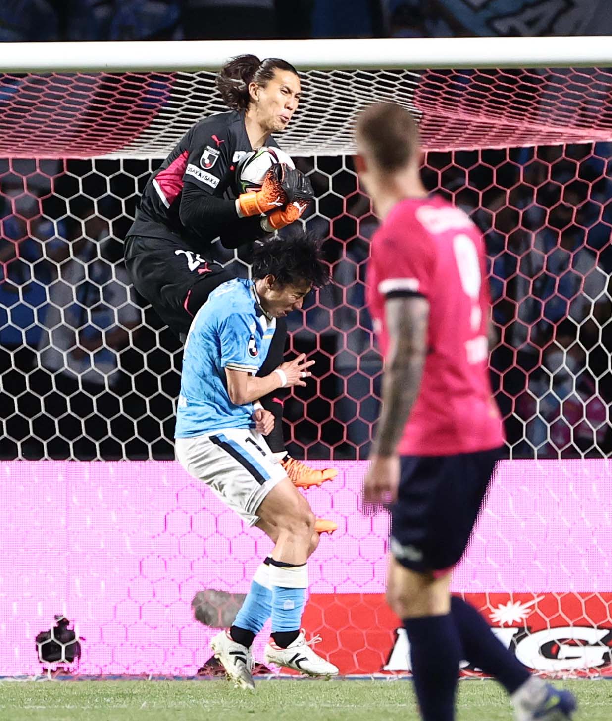 C大阪対磐田　後半、磐田大津（下）と激突し負傷退場するC大阪GKキム・ジンヒョン（撮影・上田博志）