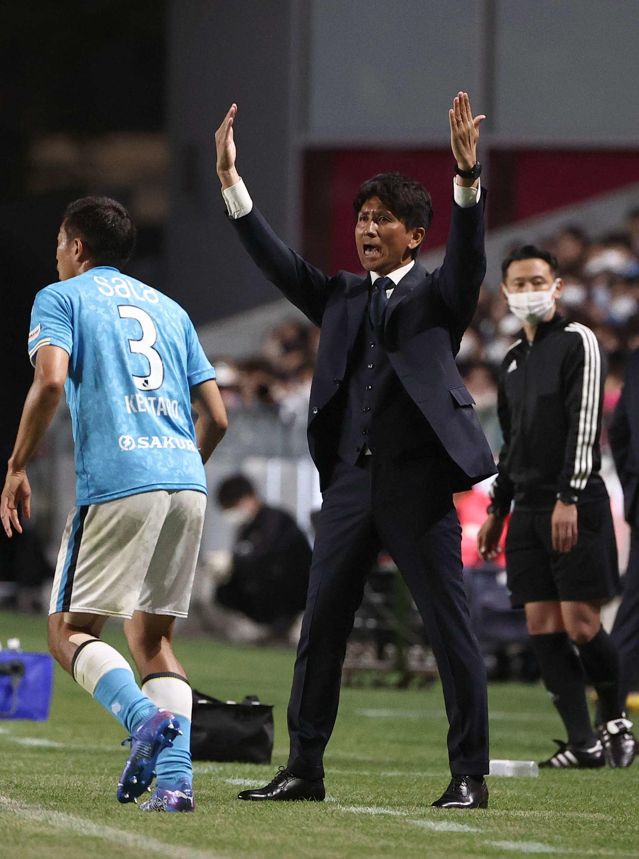C大阪対磐田　前半、選手に指示を出すC大阪小菊監督（撮影・上田博志）
