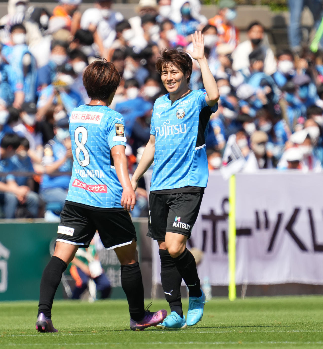 清水対川崎F　前半、先制ゴールを決め、喜ぶ川崎F脇坂（右）（撮影・菅敏）