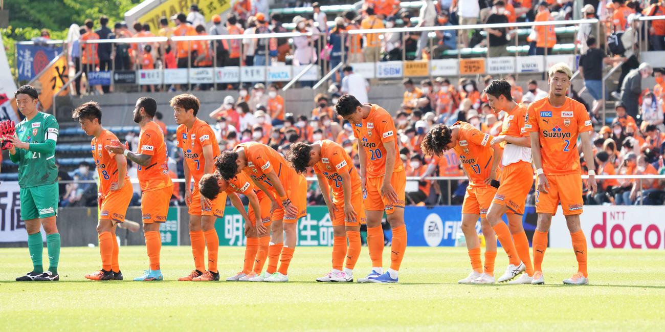 川崎Fに敗れ、肩を落とす清水の選手たち（撮影・菅敏）