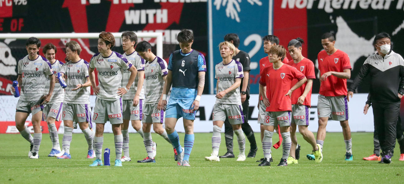 札幌対京都　札幌に敗れ肩を落とす京都イレブン（撮影・佐藤翔太）