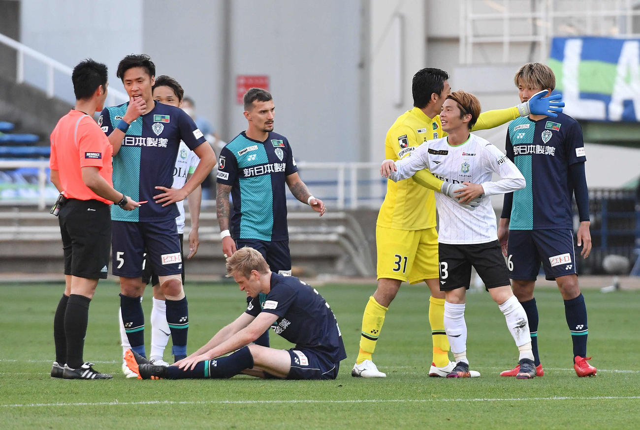 福岡対湘南　前半、イエローカード2枚目で退場となった湘南・瀬川（右から2人目）は判定に不満そうな表情を見せる（撮影・岩下翔太）