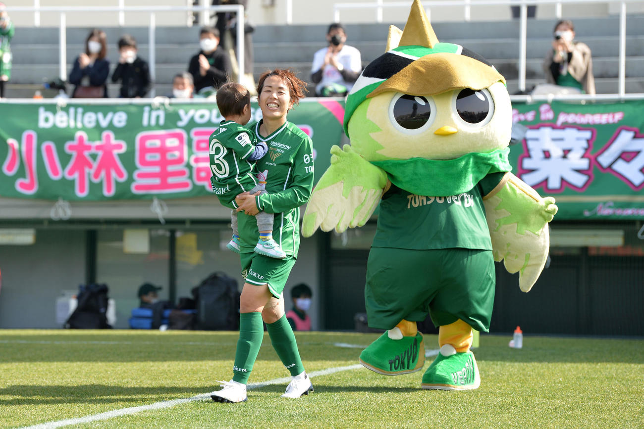 3月5日、日テレ東京V対長野　スタメン出場し、長男の聖悟君を抱きながら入場する日テレ・東京ヴェルディベレーザDF岩清水（C）TOKYO VERDY