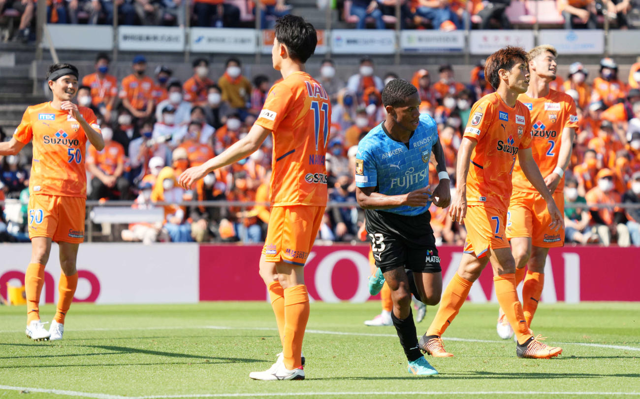 清水対川崎F　前半、川崎Fマルシーニョ（中央）にゴールを決められ、肩を落とす清水の選手たち（撮影・菅敏）