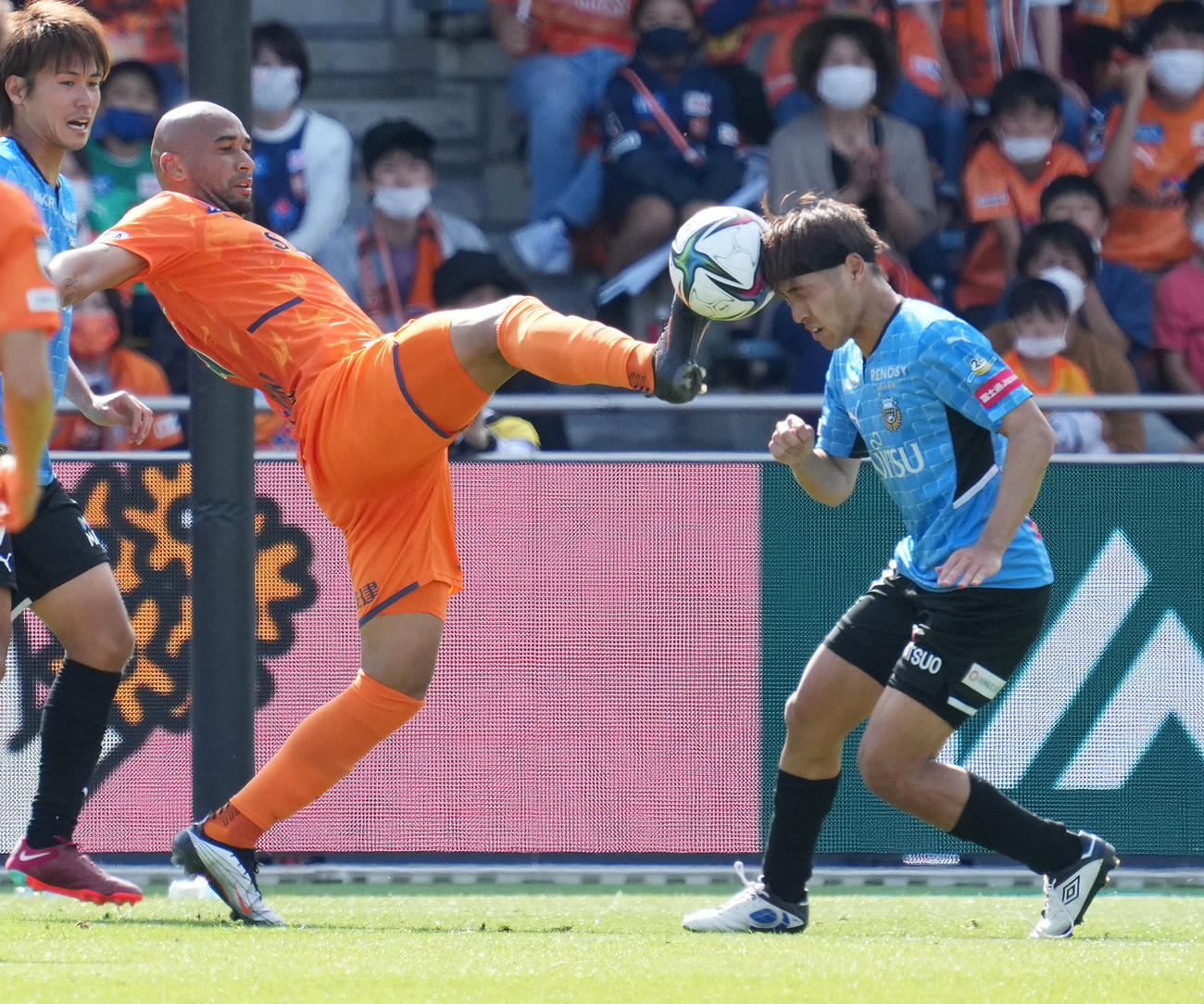 清水対川崎F　後半、ヘディングする川崎F遠野（右）を蹴ってしまう清水サンタナ（撮影・菅敏）
