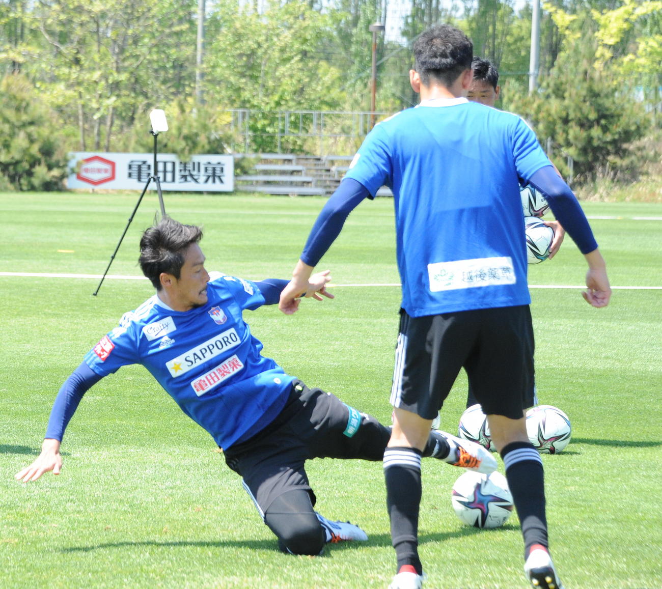 スライディングでボールを奪う島田（左）