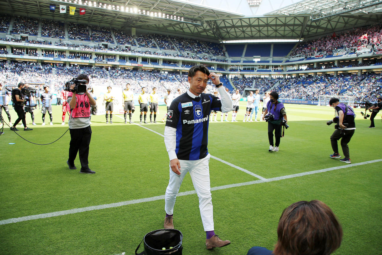 G大阪対神戸　花束を贈呈し、ピッチを出る鳥谷敬氏（撮影・加藤哉）