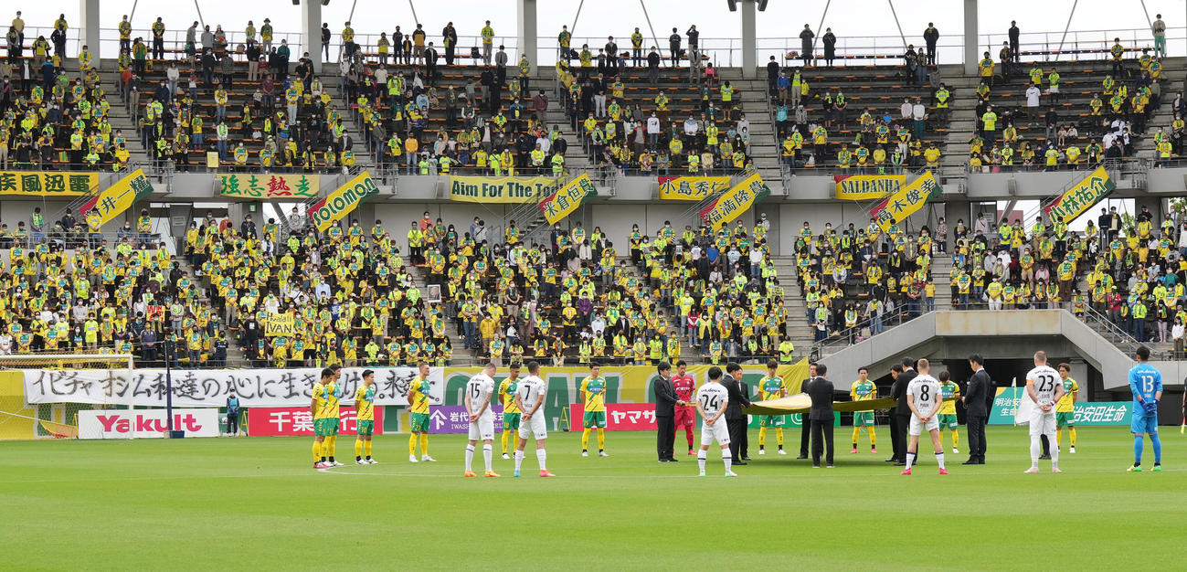 千葉対岡山　試合前、オシムさんをしのび、黙とうをささげる選手ら（撮影・菅敏）