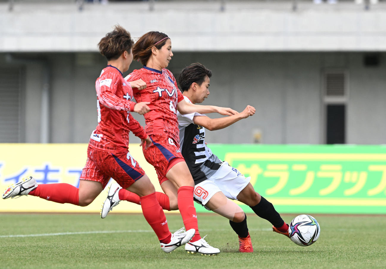 ノジマ相模原対INAC神戸　前半、先制のゴールを決めるINAC神戸田中（右）（撮影・滝沢徹郎）