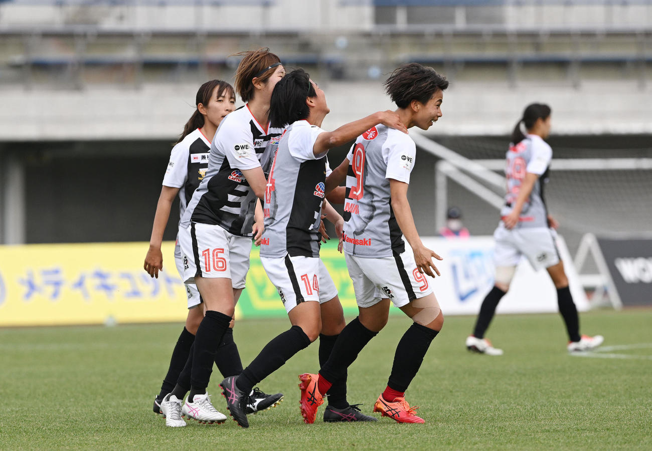 ノジマ相模原対INAC神戸　後半、この日2本目のゴールを決め祝福されるINAC神戸田中（右）（撮影・滝沢徹郎）