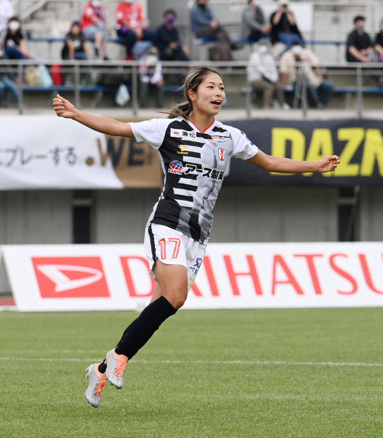 ノジマ相模原対INAC神戸　後半、ゴールを決め喜ぶINAC神戸成宮（撮影・滝沢徹郎）