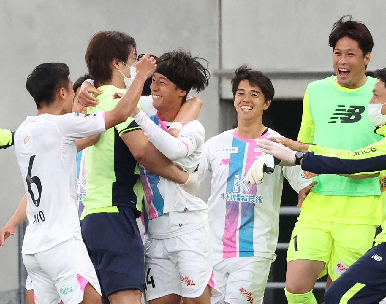 東京対鳥栖　後半、FKを直接決めた堀米（左から3人目）のもとに集まって喜ぶ鳥栖イレブン（撮影・丹羽敏通）