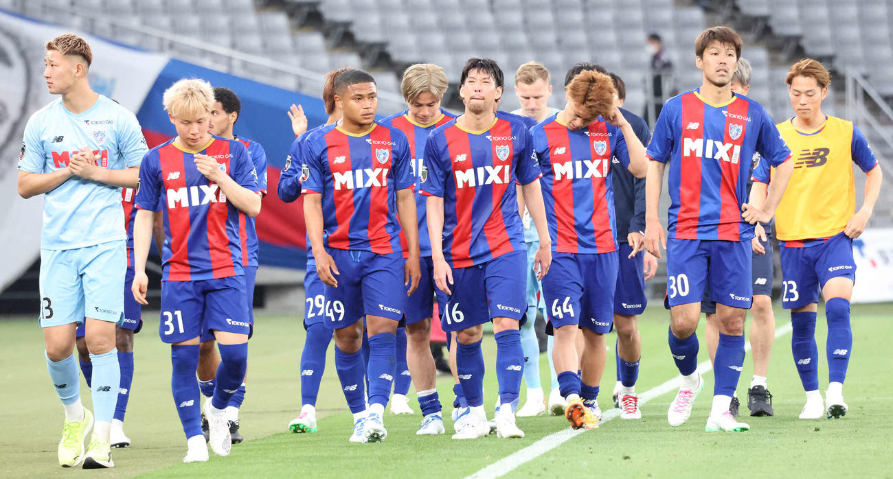 東京対鳥栖　ホームで敗れた東京。右から3人目は松木（撮影・丹羽敏通）