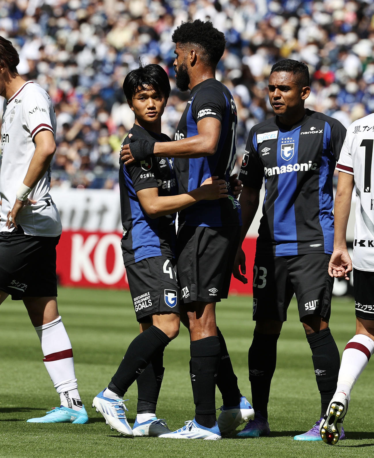 G大阪対神戸　前半、G大阪中村はFKのチャンスを得たパトリック（右）と抱擁（撮影・加藤哉）