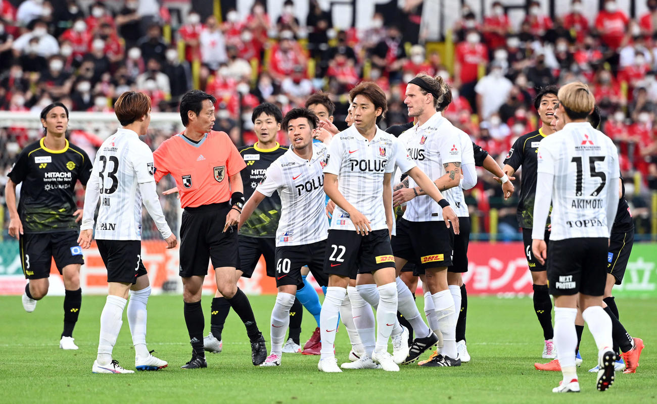 柏対浦和　後半、両チームの選手が熱くなりもみ合うシーンも（撮影・たえ見朱実）