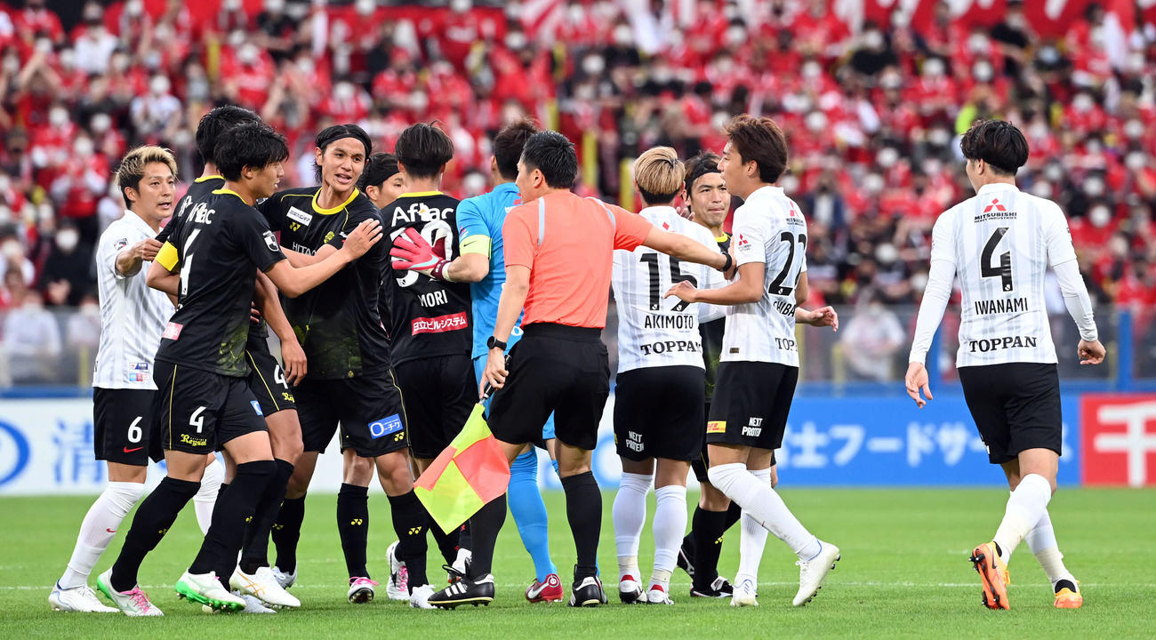 柏対浦和　後半、両チームの選手が熱くなりもみ合うシーンも（撮影・たえ見朱実）