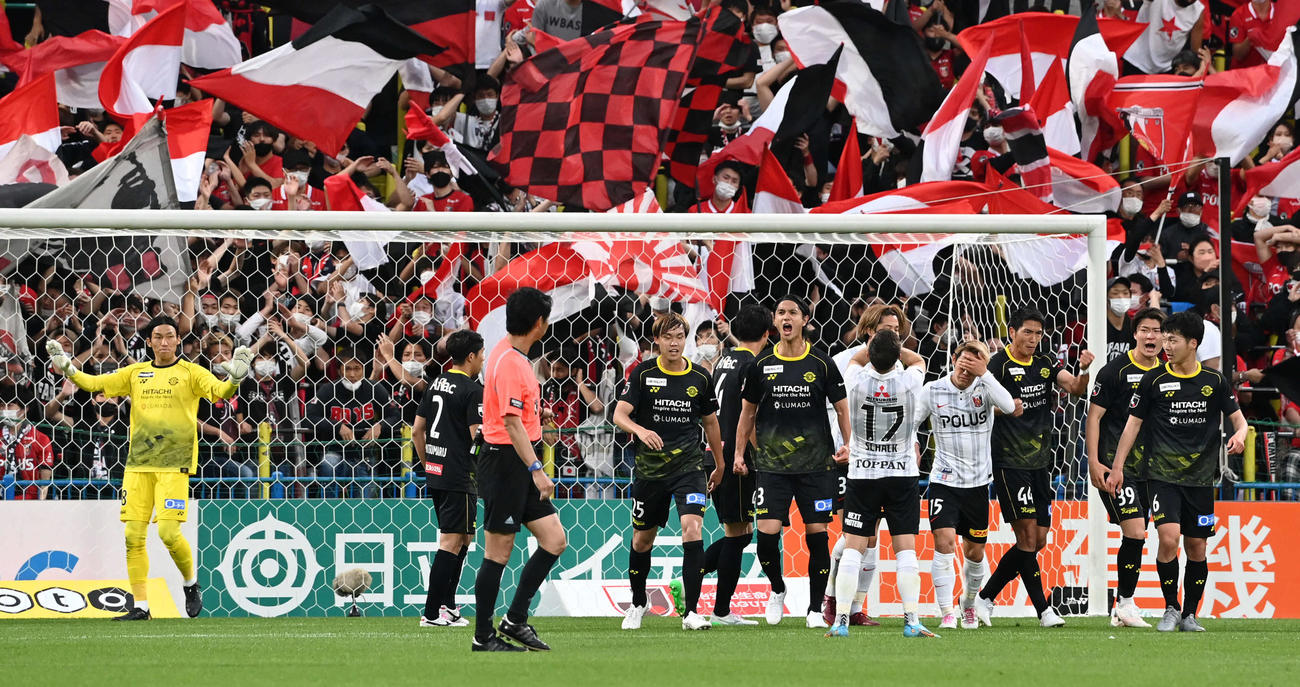 柏対浦和　後半、浦和シャルクがFKでゴールをはずし雄たけびを上げる柏イレブン（撮影・たえ見朱実）
