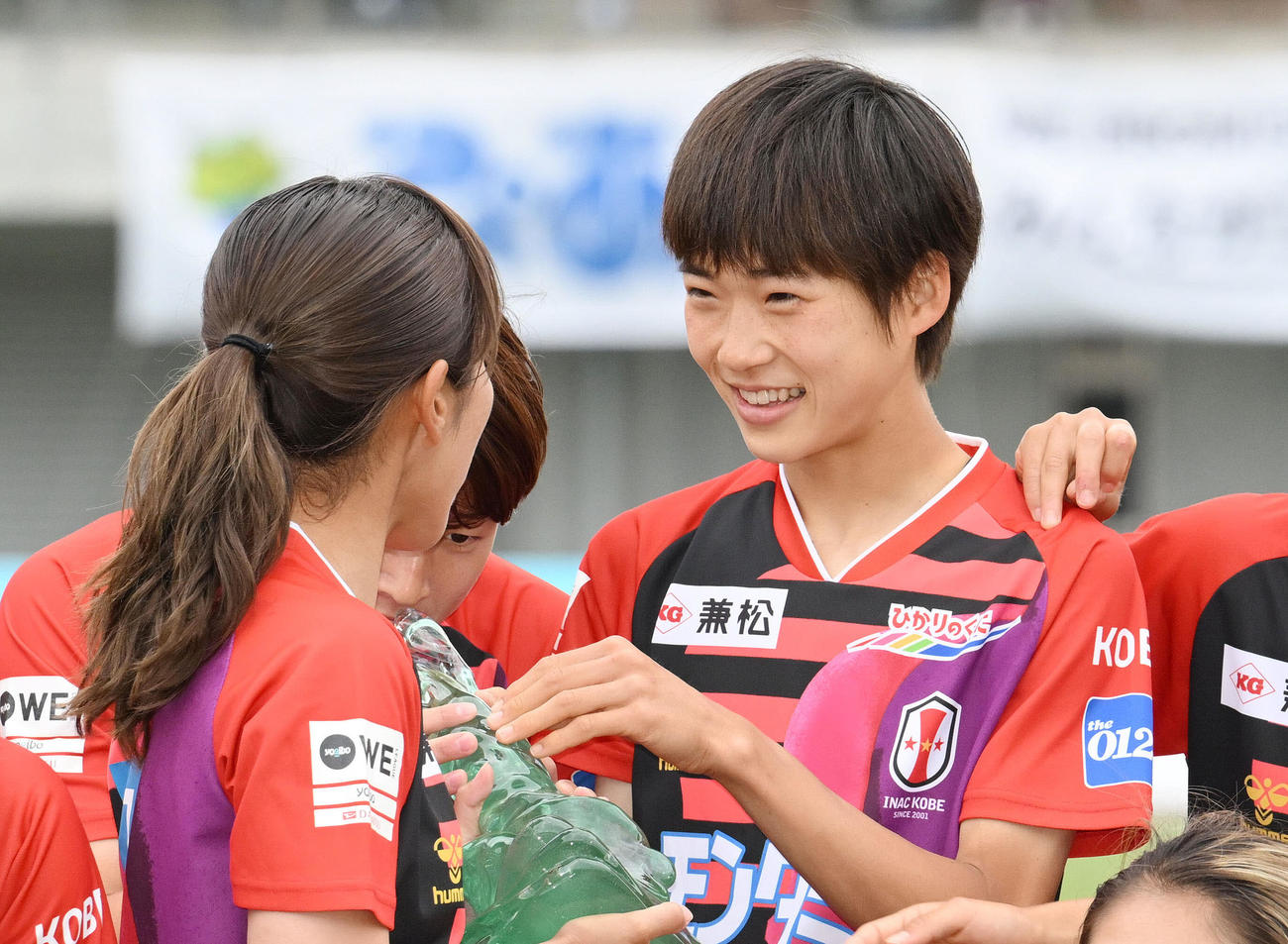 ノジマ相模原対INAC神戸　試合後、INAC神戸中島（左）の手にするトロフィーに触れる浜野（右）（撮影・滝沢徹郎）