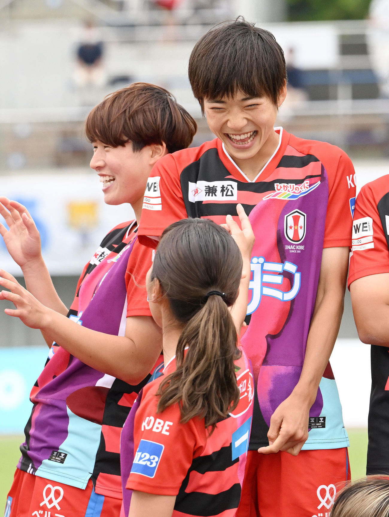 ノジマ相模原対INAC神戸　優勝を決めたINAC神戸浜野（奥右）は中島（手前）と笑顔で話す（撮影・滝沢徹郎）