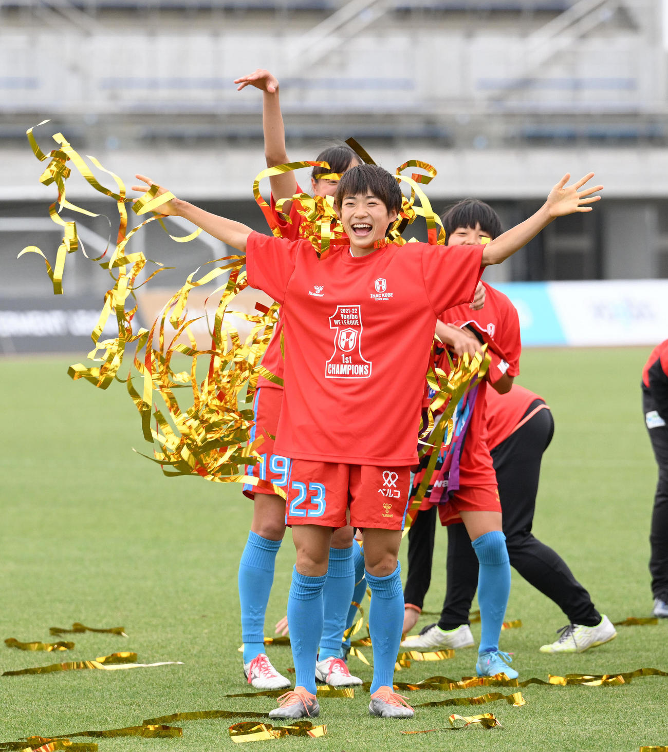 ノジマ相模原対INAC神戸　優勝を決め喜ぶINAC神戸浜野（手前）ら（撮影・滝沢徹郎）