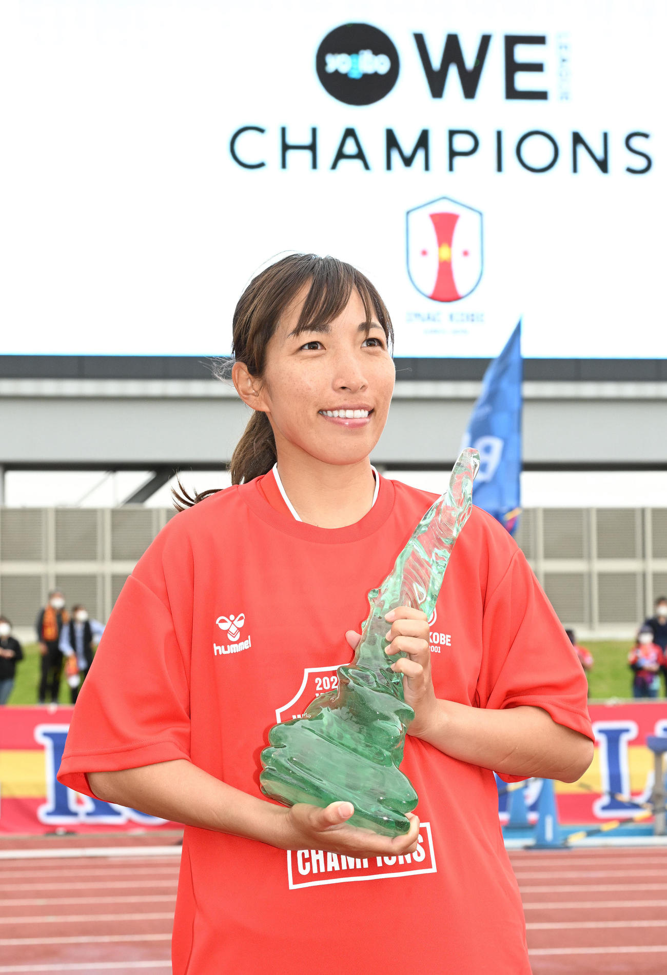 ノジマ相模原対INAC神戸　優勝を決めトロフィーを手に記念撮影するINAC神戸中島（撮影・滝沢徹郎）